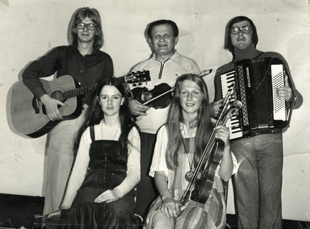 Gearóid, Francie, Proinisias Mac a’Leagha (as Béal Feirste / Belfast), Maighréad NÍ Ghallchóir, (cousin) & Mariéad c.1970s © Mairéad Ní Mhaonaigh archive | A Donegal Photo Album | Thursday 15 January – Wednesday 11 February 2015 | Photo Museum Ireland