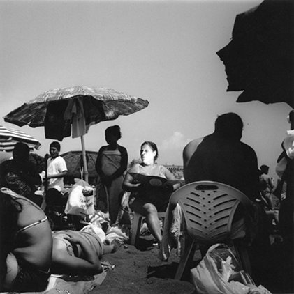 Johnnie Shand Kydd: Woman with Reflector, Mappatella Beach, 2008, 20\