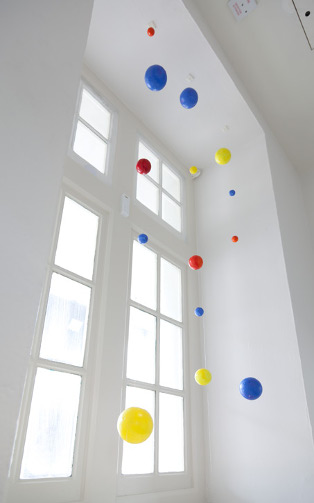 Lisa Murphy: Colour Sphere Rating System for Consumer Responsibility, 2012, wire mesh, 0.12mm nylon fishing line, polystyrene balls, 3.0g lead weights. | In The Line of Beauty | Saturday 12 October 2013  – February 2014 | IMMA