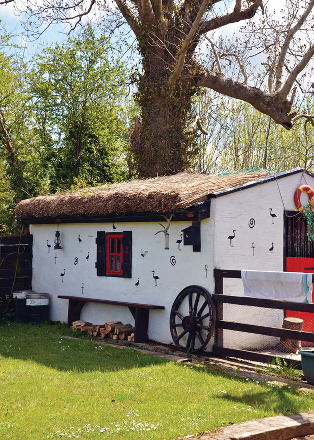 Dan O’Neill: Exterior decoration | Liz Ryan:  Collective | Thursday 28 November 2013  – Wednesday 8 January 2014 | Limerick Arts Encounter