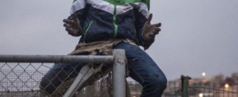 Boy_Fence_Santi_Palacios_(1)_940_390_90_390