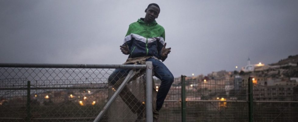 Boy_Fence_Santi_Palacios_(1)_940_390_90_s_c1