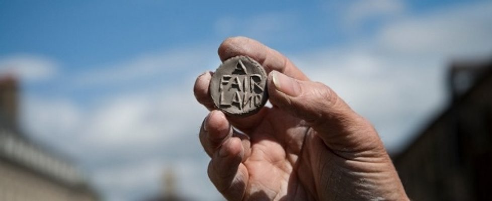 florin_in_hand_(480x321)