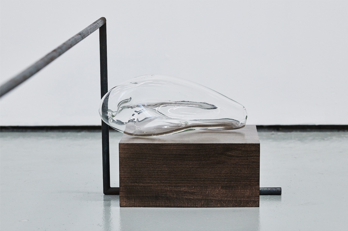 Niamh O’Malley, Untitled (barrier), detail, mild steel, polished beech, blown glass, 3250 x 40 x 40 cm; photography Ros Kavanagh; image courtesy the artist | Niamh O’Malley: handle | Friday 6 September  – Monday 28 October 2019 | Royal Hibernian Academy