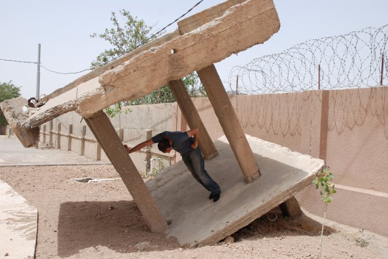 Hiwa K, Diagonal, 2009. Courtesy the artist and Prometeo Gallery Ida Pisani, Milan / Lucca | Hiwa K: Do you remember what you are burning? | Thursday 7 October 2021  – Sunday 13 February 2022 | Hugh Lane Gallery