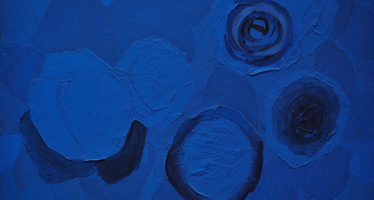 Casey Walshe, Forget (detail), 2023, oil on board, 30 x 35cm, Image courtesy of the artist. | Casey Walshe: Tender | Friday 17 November  – Sunday 17 December 2023 | Royal Hibernian Academy | Image: Casey Walshe, Forget (detail), 2023, oil on board, 30 x 35cm, Image courtesy of the artist | wide rectangular section of a paointing; mostly dark-ish blue, though ranging from mid-blue to almost black; shapes suggestive of flowers, with hints of shadows 