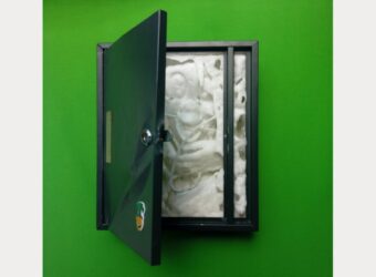 Alex de Roeck, Messenger, 2025, Polycaprolactone (PCL), steel, chain, Image courtesy of the artist