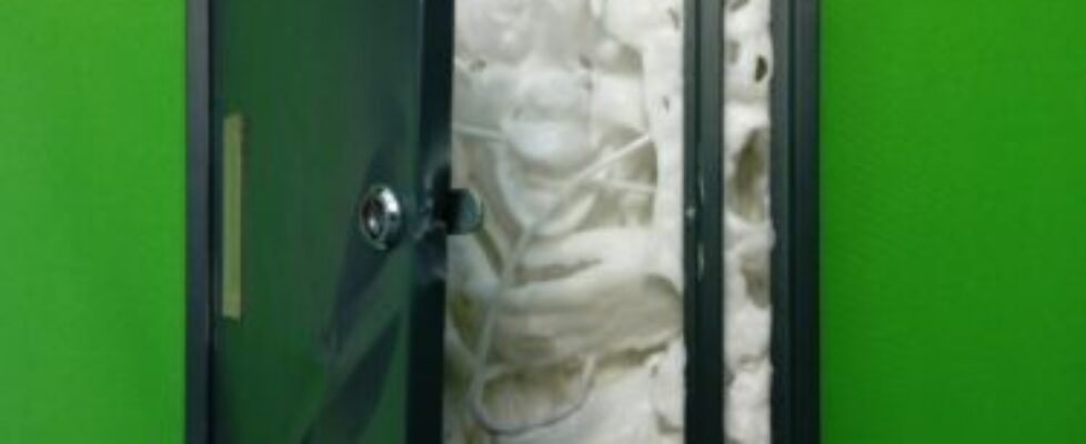 Alex de Roeck, Messenger, 2025, Polycaprolactone (PCL), steel, chain, Image courtesy of the artist