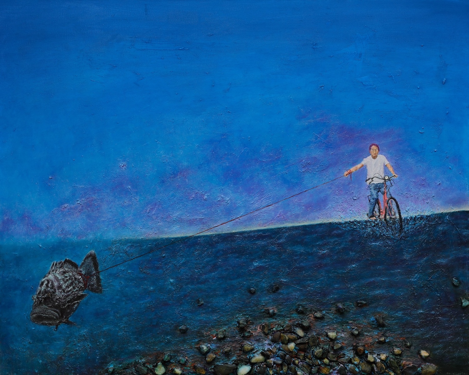 Daniel Lipstein, Pet, oil and pebbles on canvas, 80 x 100cm | Memorandum: A winter group exhibition | Sunday 14 December 2025  – Saturday 28 February 2026 | Olivier Cornet Gallery | Image: Daniel Lipstein, Pet, oil and pebbles on canvas, 80 x 100cm | strong blue effect overall; to the right we se a figure on a bicyclie apparently crossing the sea, being pulled by a grouchy-looking fish apparently flying above the water; the horizon is at a tilt, the sky is blue with hints of purple cloud and a bright horizont; in the foreground we see rocks / pebbles that appear to have been attached to the canvas; the cyclist is in a t-shirt and jeans, facing us, and the cyclist’s right arm is stretched out, with red rope wrapped around it which is attached between the tail and the body of the fish; water is splashing from the bike’s wheels  